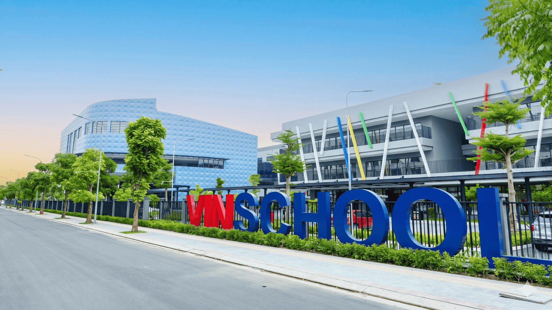 Hệ thống trường học liên cấp Vinschool mang đến môi trường giáo dục chuẩn quốc tế ngay sát hiên nhà bạn. Bệnh viện đa khoa quốc tế Vinmec ngay trong nội khu đảm bảo dịch vụ chăm sóc sức khỏe chất lượng cao cho cư dân.